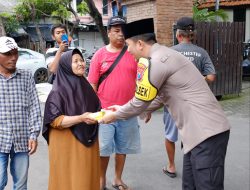 Jumat Berkah, Polsek Taman Berbagi Makanan di Jalan Raya Wonocolo Sidoarjo*